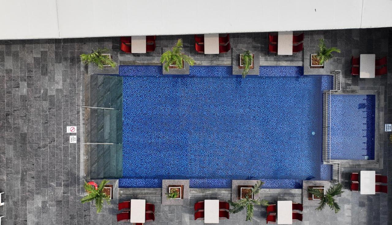 เลอ เมเริเดียน ไฮเดอราบัด Hotel ภายนอก รูปภาพ The pool at the hotel