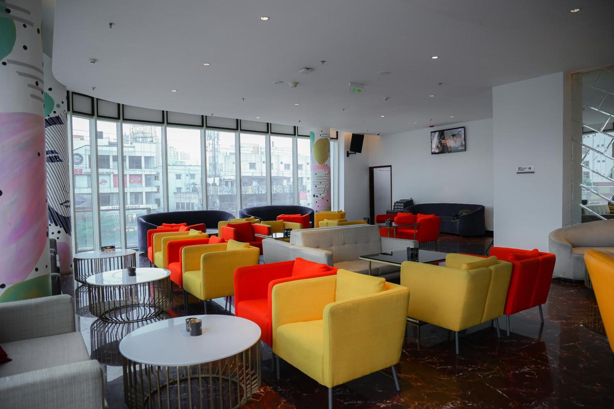 เลอ เมเริเดียน ไฮเดอราบัด Hotel ภายนอก รูปภาพ The lounge at the airport