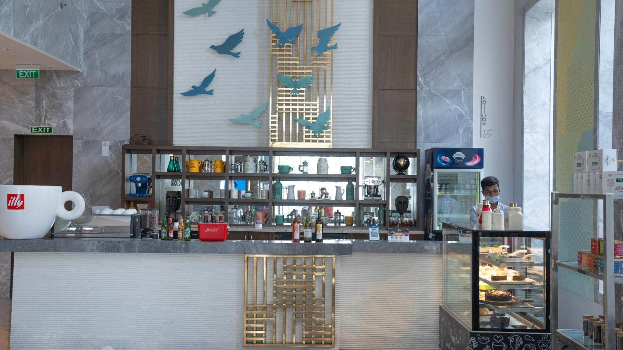 เลอ เมเริเดียน ไฮเดอราบัด Hotel ภายนอก รูปภาพ The bar at the lobby