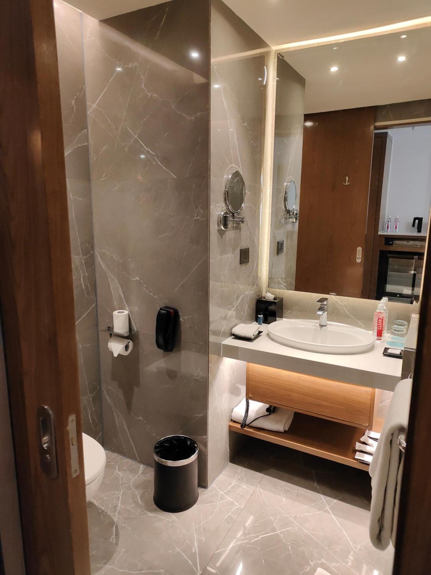 เลอ เมเริเดียน ไฮเดอราบัด Hotel ภายนอก รูปภาพ Bathroom of a room at the hotel