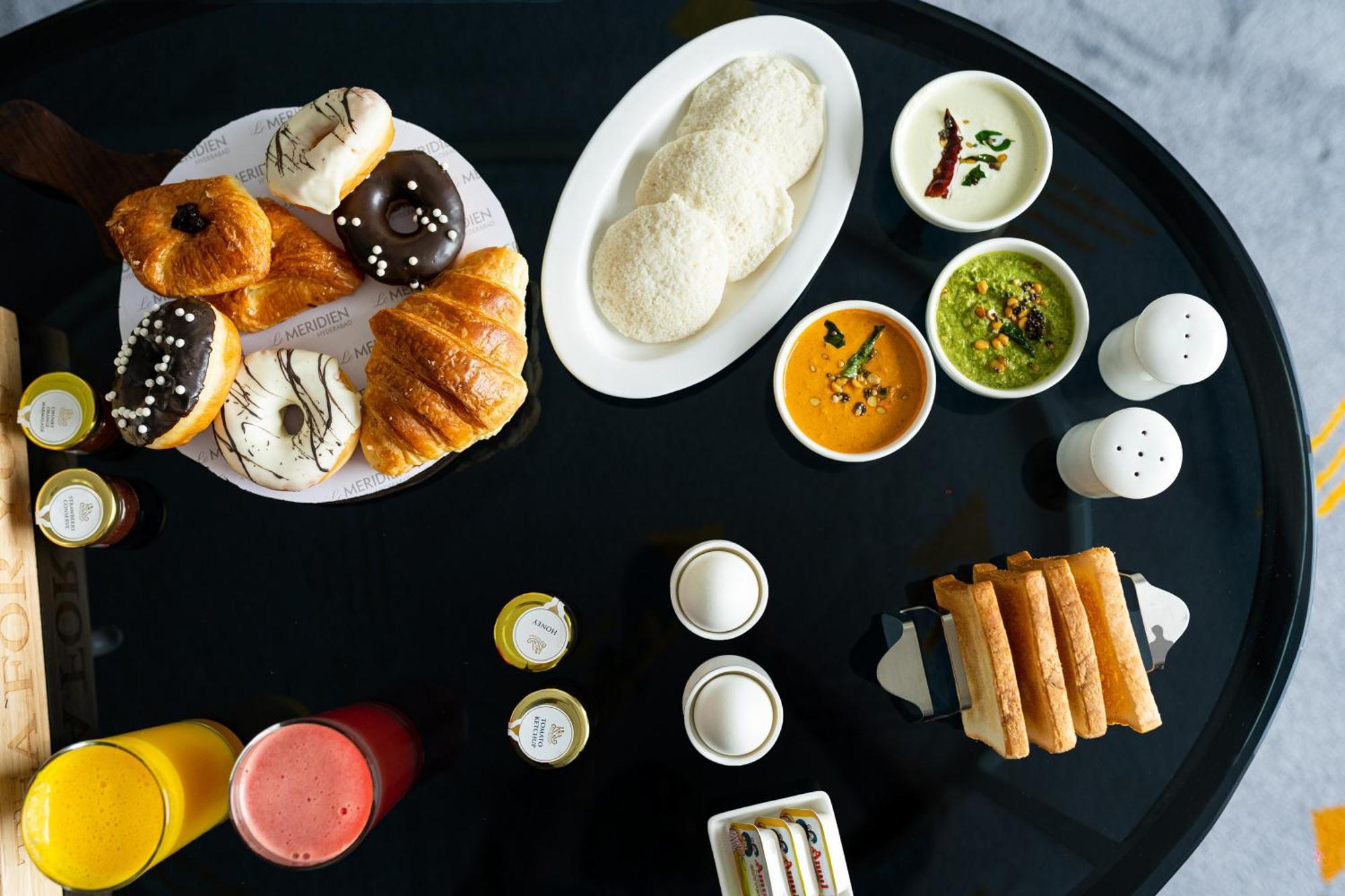 เลอ เมเริเดียน ไฮเดอราบัด Hotel ภายนอก รูปภาพ A breakfast buffet at a hotel