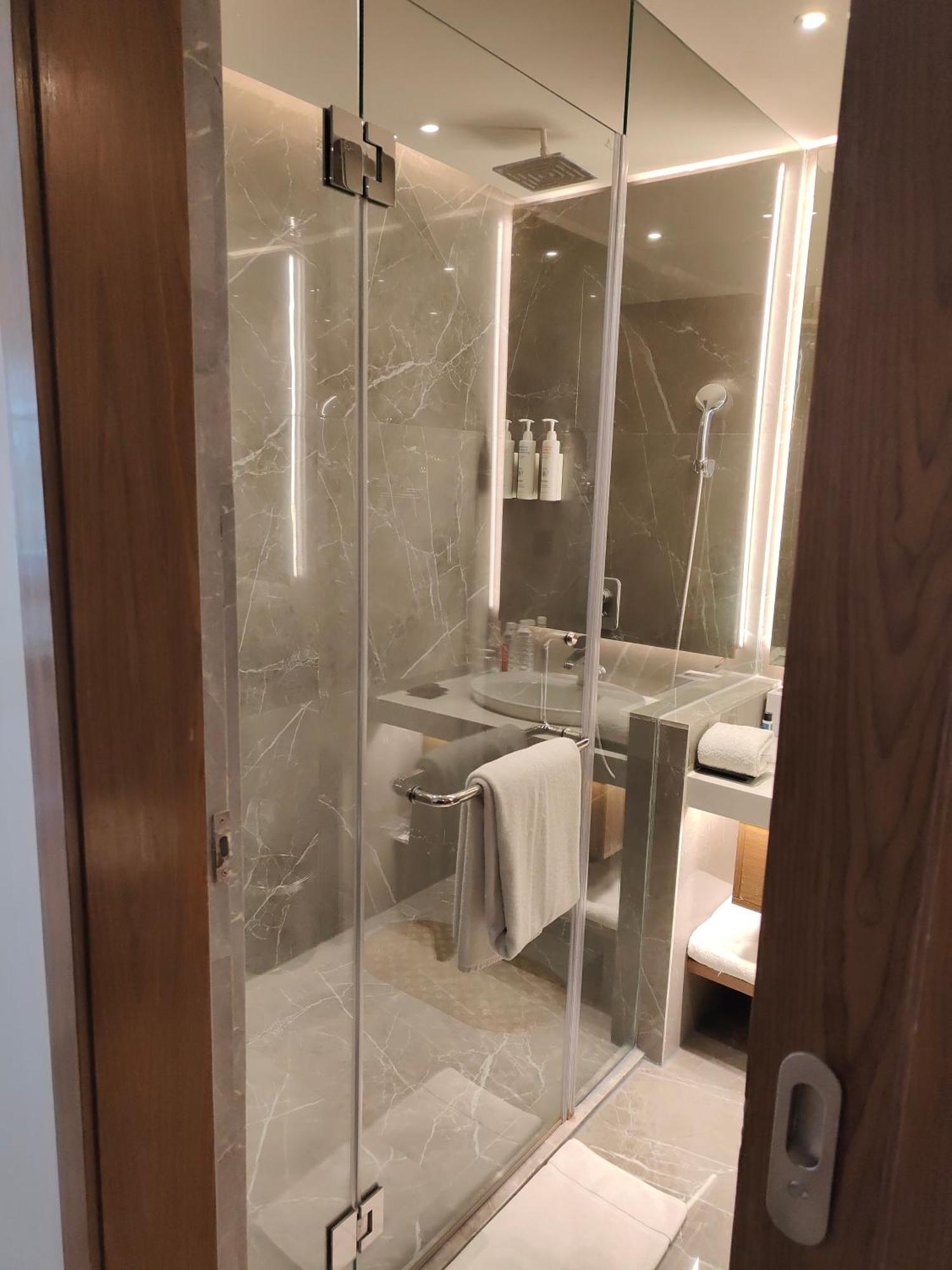 เลอ เมเริเดียน ไฮเดอราบัด Hotel ภายนอก รูปภาพ A shower cubicle