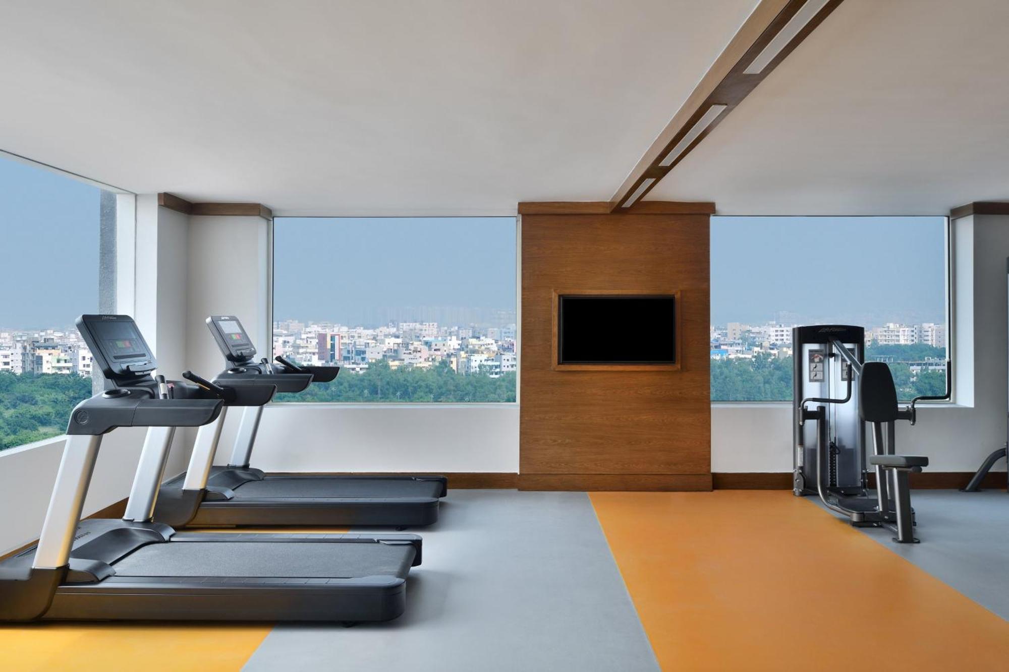 เลอ เมเริเดียน ไฮเดอราบัด Hotel ภายนอก รูปภาพ The gym at the hotel