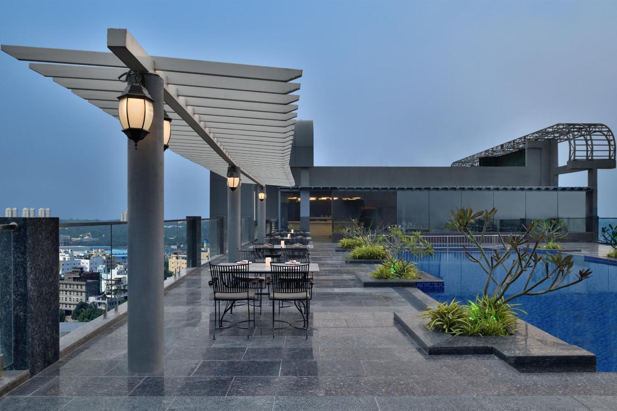 เลอ เมเริเดียน ไฮเดอราบัด Hotel ภายนอก รูปภาพ The Park, Hyderabad
