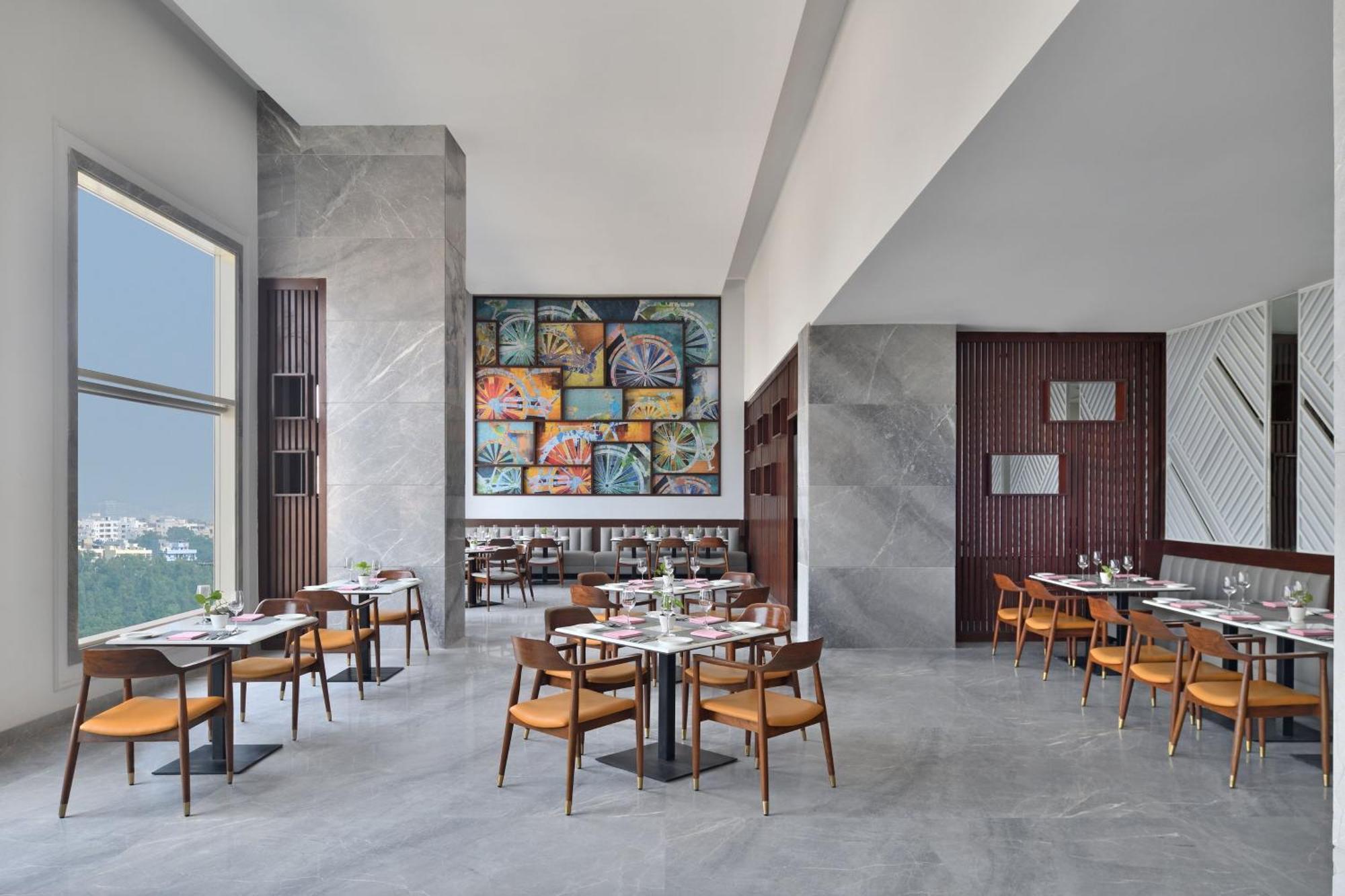 เลอ เมเริเดียน ไฮเดอราบัด Hotel ภายนอก รูปภาพ The restaurant